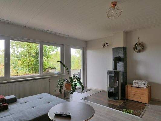 Blick zu Kamin und Terrassenausgang