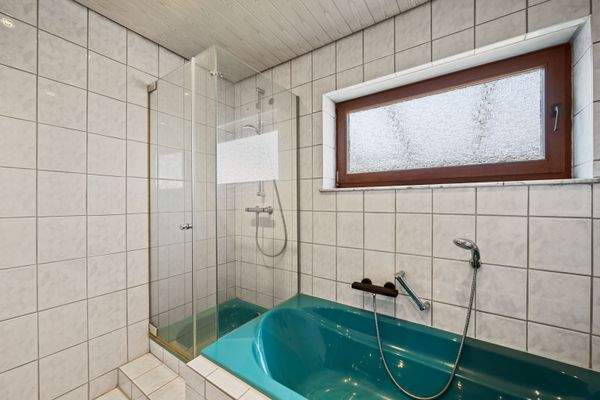 EG | Badezimmer mit Dusche, Wanne & WC (1)