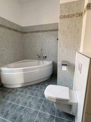 Eckbadewanne im Badezimmer