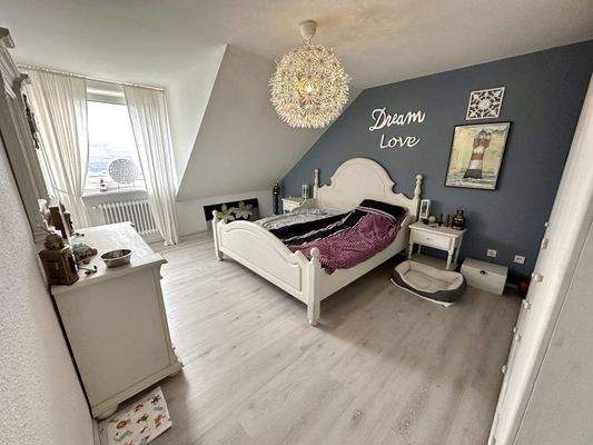 Lichtdurchflutetes Schlafzimmer mit traumhafter Deckenleuchte 