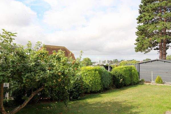 Garten mit Blick zum Wasser