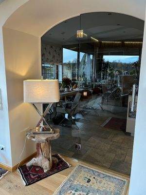 Glastrennwand zur gemütlichen Wohnküche 