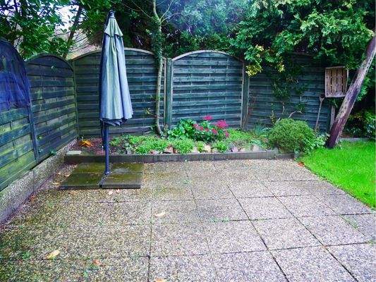 Terrasse hinterm Haus