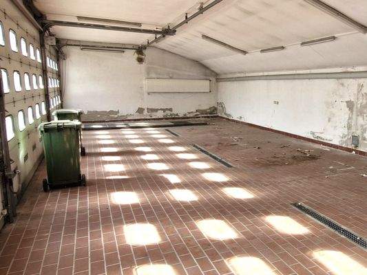 die große Fahrzeughalle mit Grube im Hintergrund