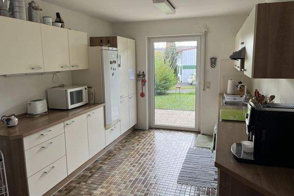 Küche mit Ausgang zur Terrasse bzw. Grundstück