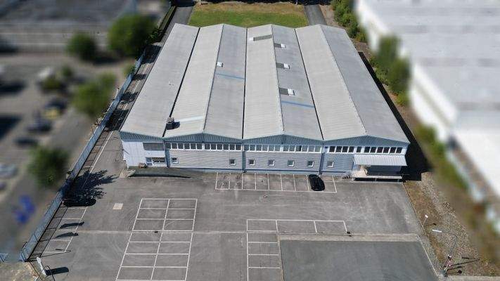 Ostseite mit Parkplätzen