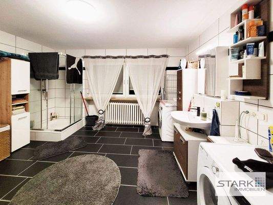 Großzüges Bad mit Dusche und Wanne