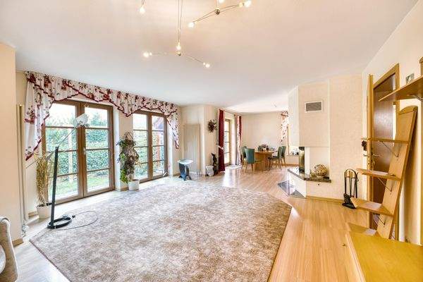 Wohnzimmer mit Blick auf den Essbereich