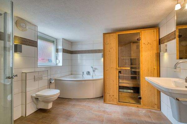 Tageslichtbad mit Eckbadewanne