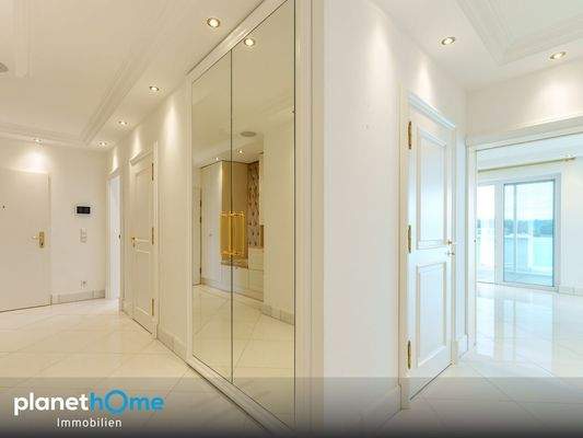 Flur mit Spiegelschrank