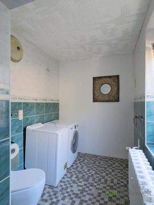 WC und Waschmaschine unten