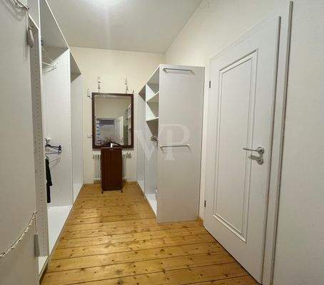 Ankleide mit Zugang zum Badezimmer