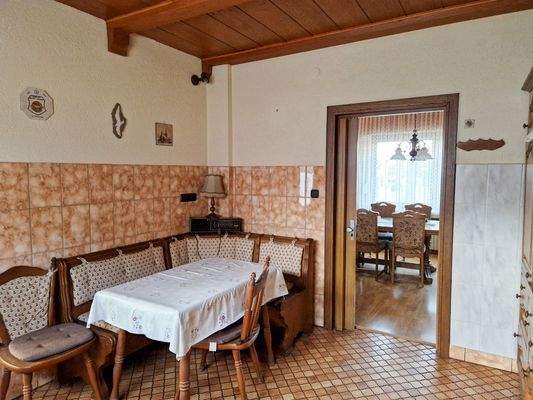 Essecke und Tür zum Wohn- Esszimmer