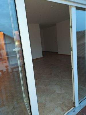 Ansicht vom Balkon in den Wohnbereich