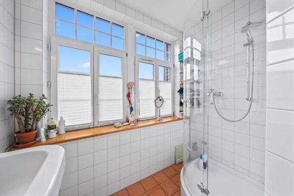 zweites Badezimmer mit Dusche im Obergeschoss