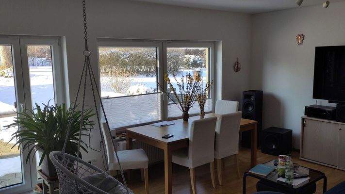 Wohnzimmer mit Blick in Garten