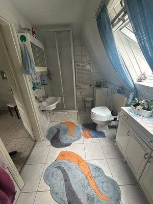 Duschbad mit Fenster im 1. OG