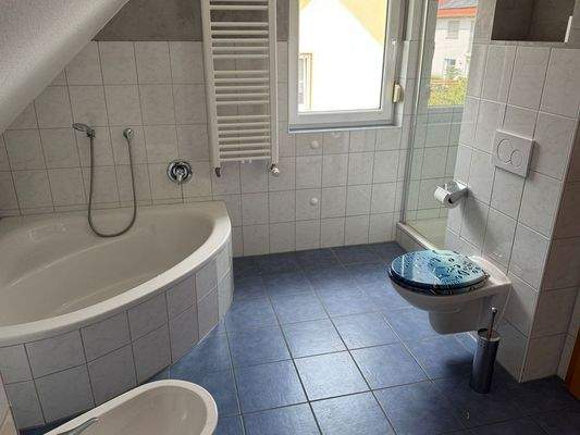 Bad mit Eckbadewanne und Dusche