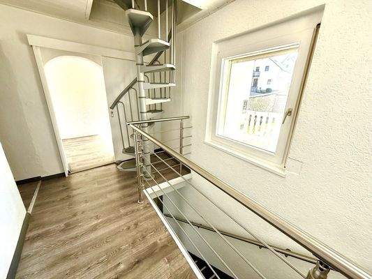 Im Obergeschoss - Ihr Flur gen Treppe in Ihr Dachgeschoss & Kinder- oder Arbeitszimmer