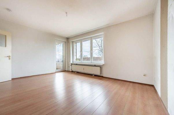 Wohnzimmer mit Balkonzugang