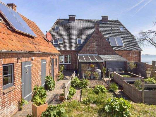 Vorderbereich mit Nutzgarten