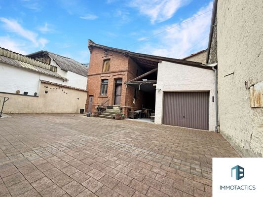 Nebengebäude und Garage