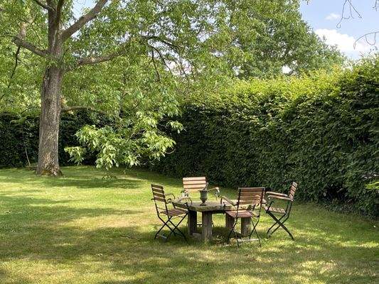 Garten mit Sitzgelegenheit