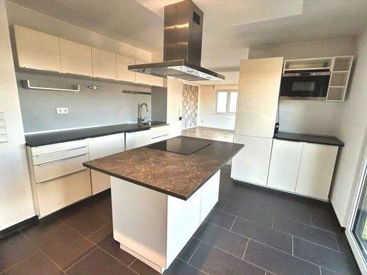 moderne Einbauküche mit Kochinsel