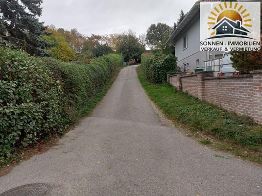 Zufahrt zum Grundstück. Dieses liegt links oben