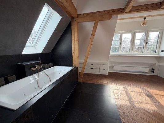 offenes Badezimmer im DG