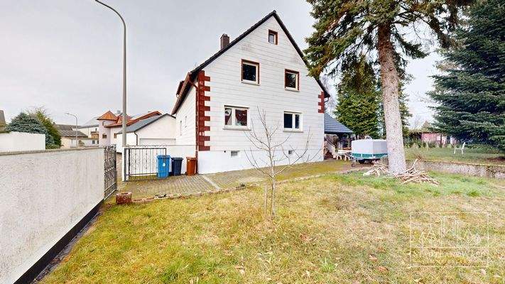 Hausseitenansicht - Hofeinfahrt