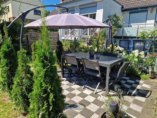 Garten mit Essbereich