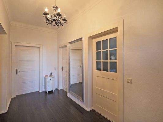 Zentraler Flurbereich im Obergeschoss mit dunklem Bodenbelag und weißen Stiltüren