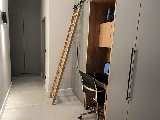 Flur mit Arbeitsplatz