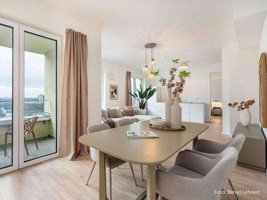 Wohn-Essbereich mit Blick auf die Loggia