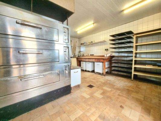 Noch ausgestattetes Backhaus