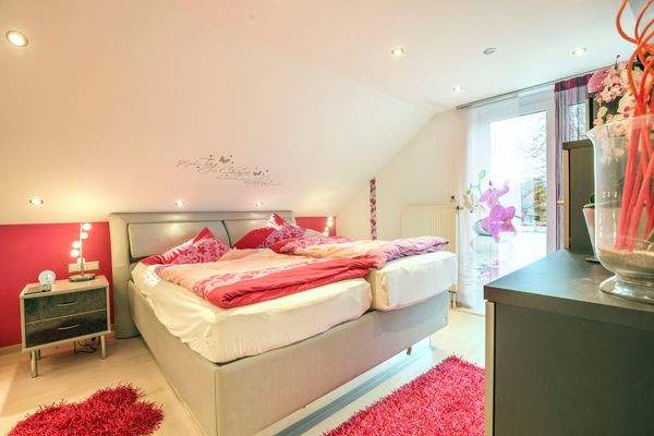 Schlafzimmer mit Zugang zum Balkon