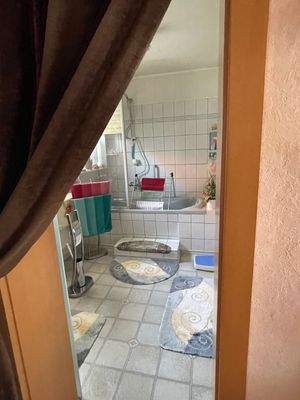 mit Zugang zum Badezimmer