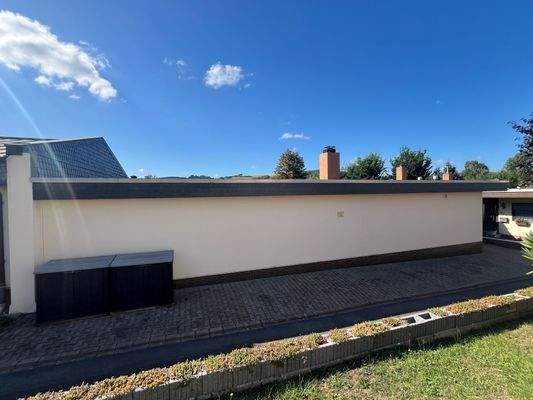 Vorderansicht mit KFZ Stellplätze