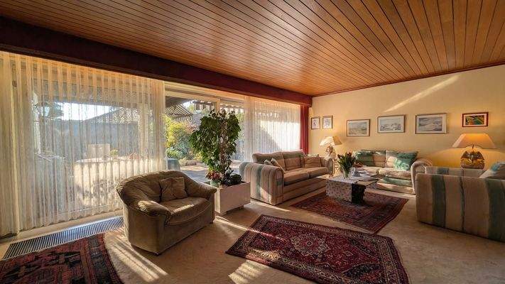 Wohnzimmer mit großen Fensterfronten