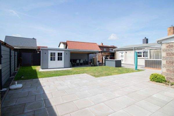 Platz für einen Pool auf dem neu gepflasterten Hof