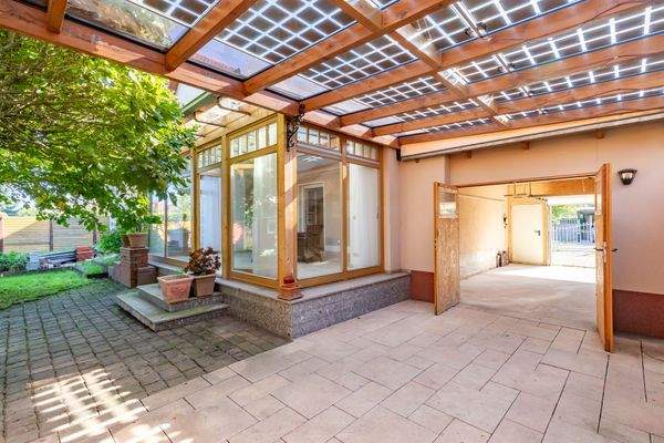 Blick zum Wintergarten und Garage