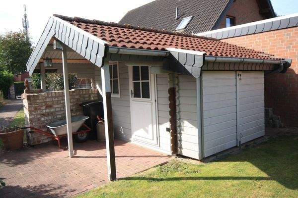 zweites Gartenhaus mit Holzlager