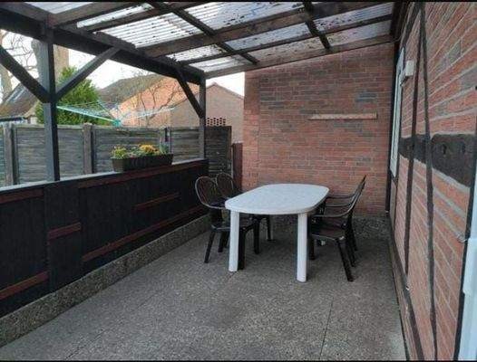 ÜBERDACHTE TERRASSE