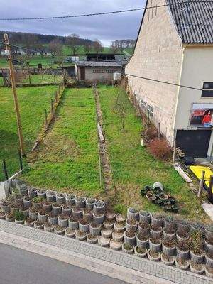 Separater Garten vor dem Haus