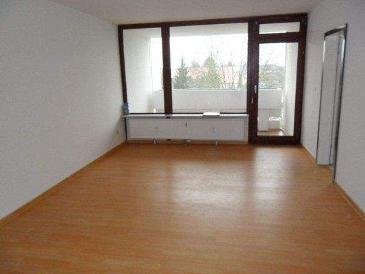 Wohnbereich mit Balkontür.JPG