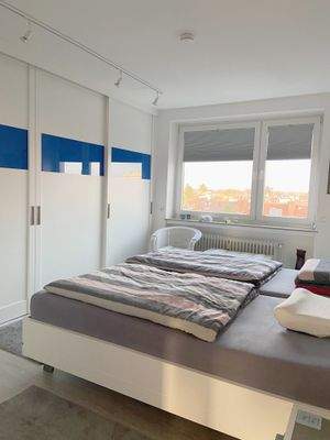 Schlafzimmer mit Einbauschrank.jpg