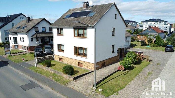 Hausansicht + Zufahrt