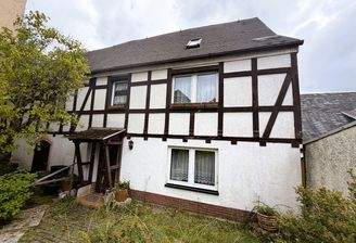 Fachwerkhaus mit Garten.jpg