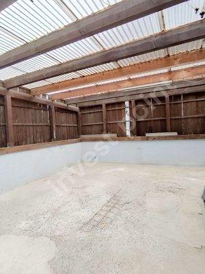 12 überdachter Kfz-Stellplatz